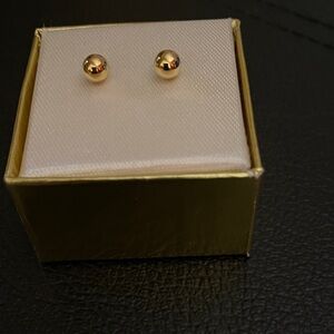 Elegant 14K Gold Stud Earrings